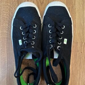Cariuma OCA Low Black Canvas Sneaker - Size 9